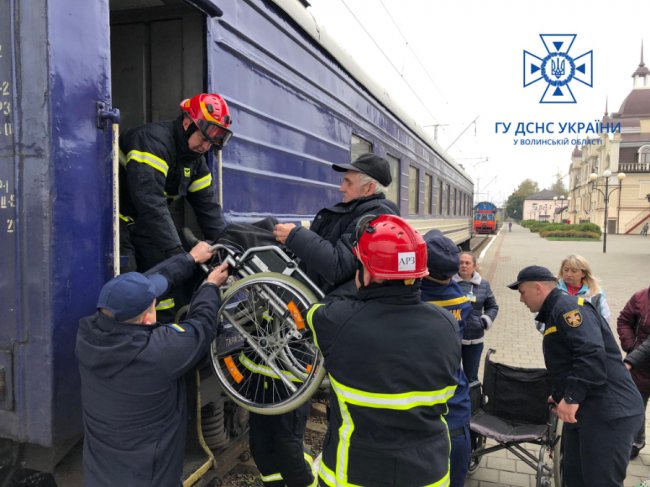 До Луцька з Харківщини евакуювали жителів геріатричного пансіонату. ФОТО