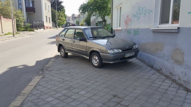«Топовий андон»: у Луцьку автохам повністю перекрив тротуар. ФОТО