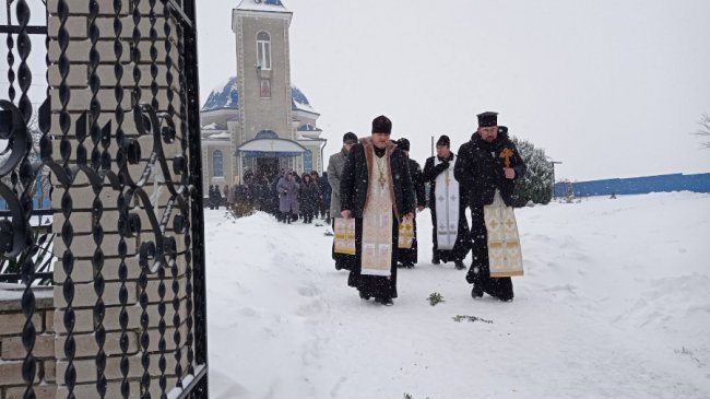 Волиняни навколішки прощалися з Героєм Ігорем Байденком