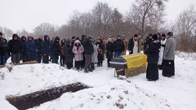 Волиняни навколішки прощалися з Героєм Ігорем Байденком