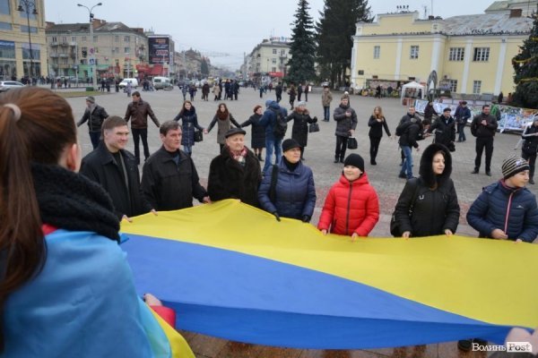 У центрі Луцька – акція до Дня Соборності. ФОТО