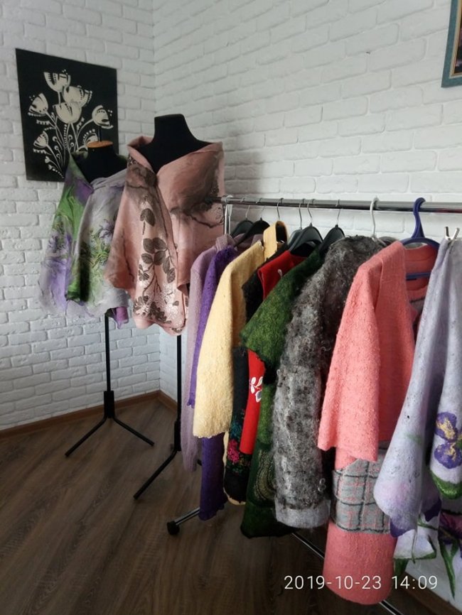 Чиновниця з Волині стала рукодільницею і створює унікальний одяг із вовни з волокнами кропиви та банана 