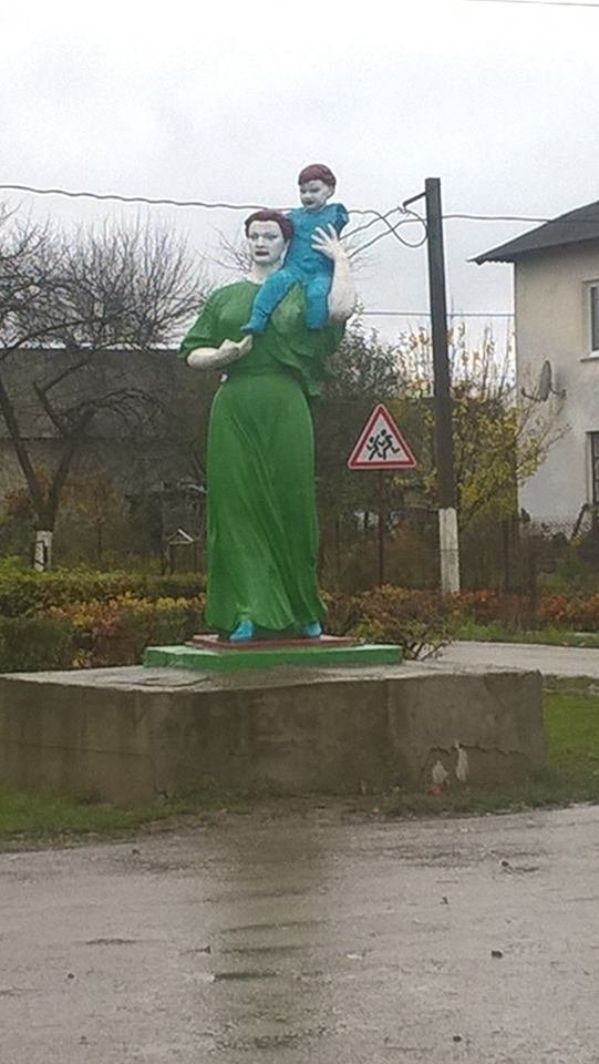 Треш по-волинськи: пам'ятник з безрукою дитиною схвилював Facebook