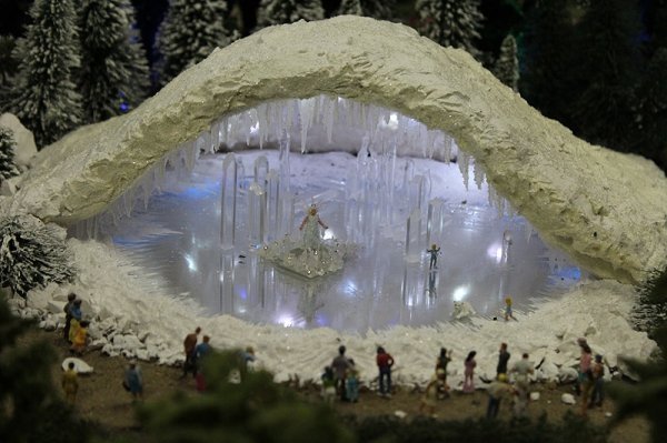  На сцені - співають артисти