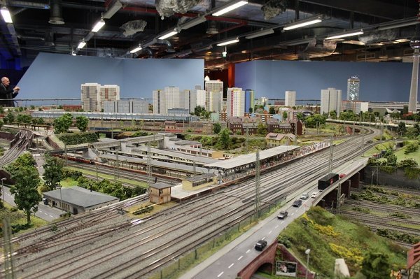 Поруч на платформі жителі чекають поїзд