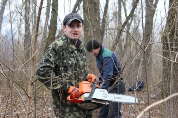 У Луцьку прибрали парк імені Лесі Українки. ФОТО