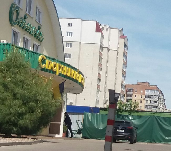 На фото - вхід у спорткомплекс Олімпія