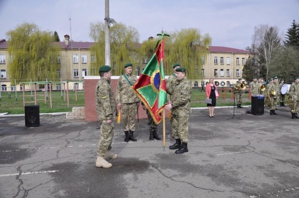 Екс-начальник луцьких прикордонників попрощався з Бойовим Прапором військової частини. ФОТО