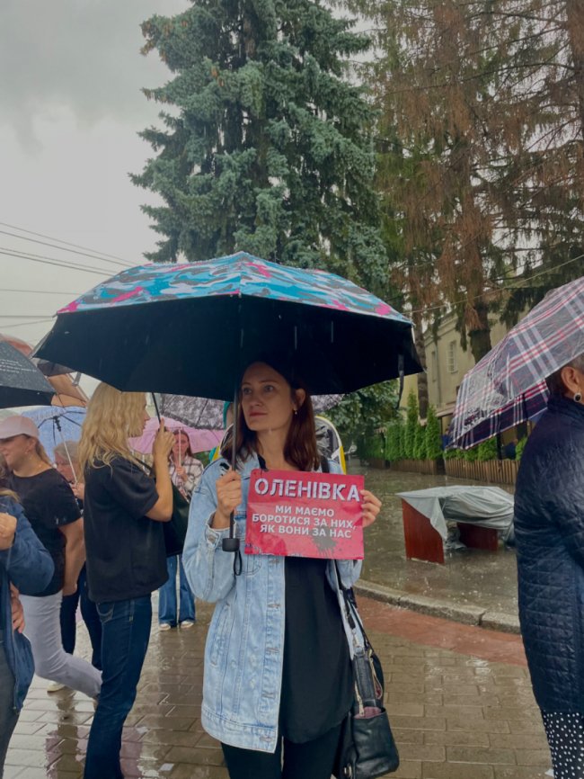 «Маємо боротися за них, як вони за нас»: у Луцьку родини полонених «азовців» влаштували акцію. ФОТО