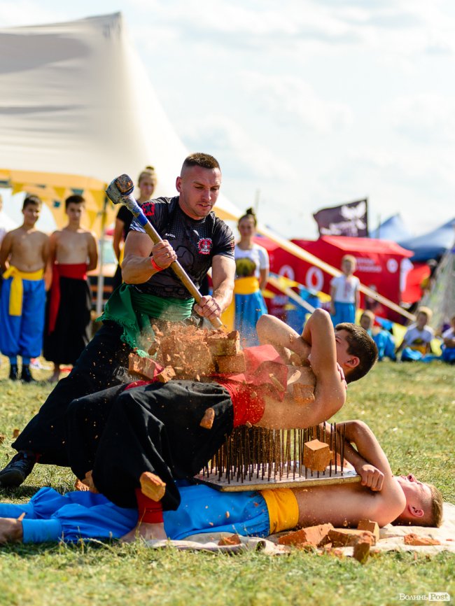 Патріотичні гутірки та захопливі бої: як минає другий день атмосферного «Бандерштату». ФОТО