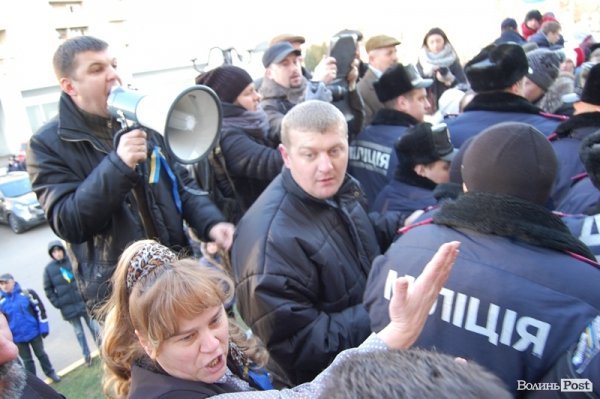 Тиснява під стінами ОДА. ФОТО