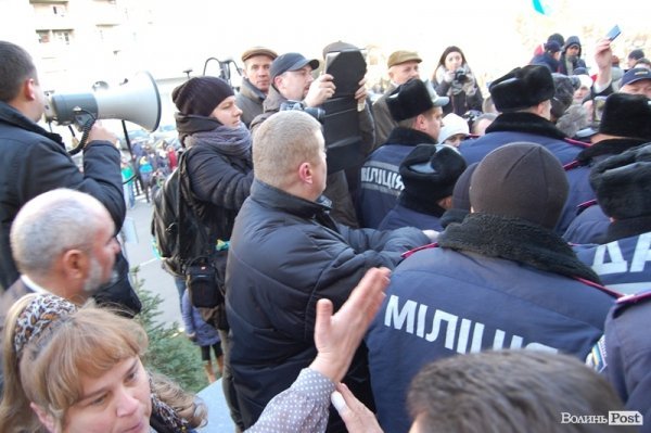 Тиснява під стінами ОДА. ФОТО