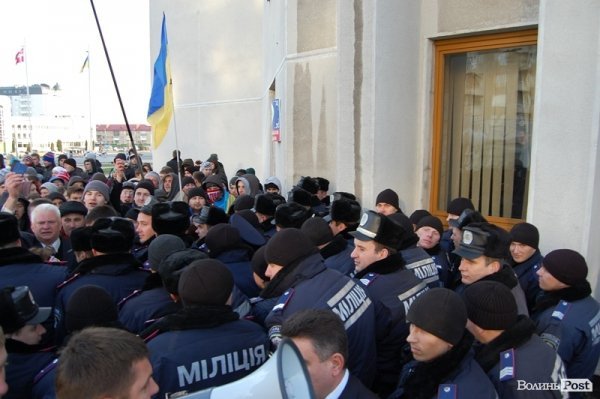 Тиснява під стінами ОДА. ФОТО