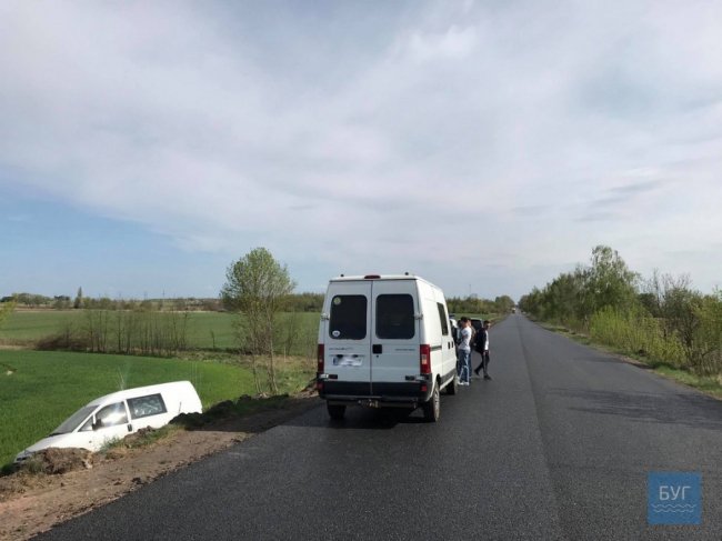 На Волині автомобіль злетів у кювет. ФОТО. ВІДЕО