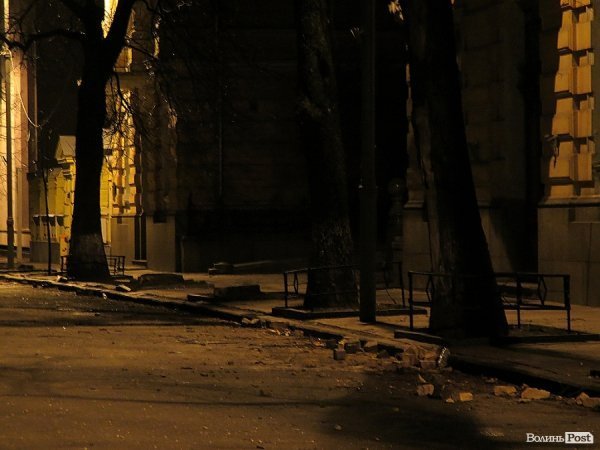 Банкова. Валяється бруківка - засіб боротьби