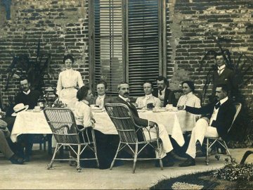 Ніби кадр з фільму: показали, як в Олиці обідала родина Радзивіллів. РЕТРОФОТО