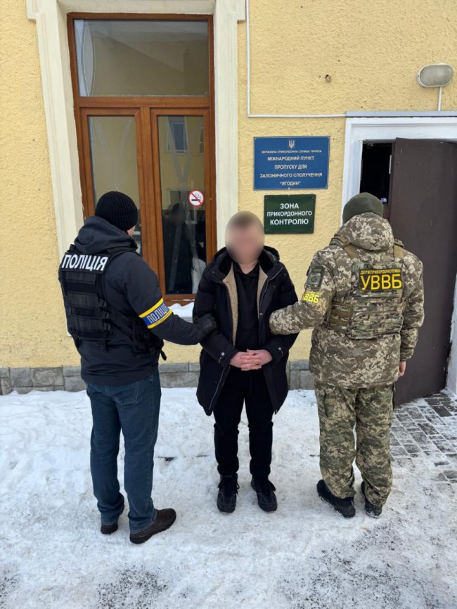   Дві тисячі доларів пропонував прикордоннику 24-річний волинянин, аби виїхати з України