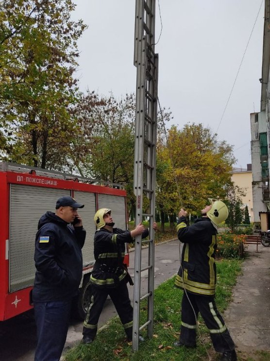 На Волині рятувальники допомогли літній жінці, яка не могла відкрити двері власної квартири