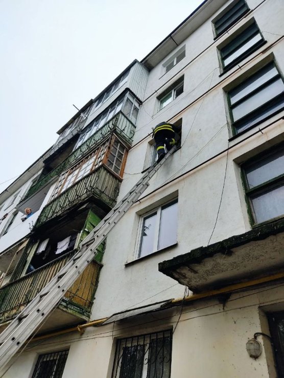 На Волині рятувальники допомогли літній жінці, яка не могла відкрити двері власної квартири