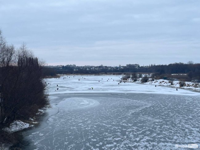 Десятки рибалок вийшли на зимову риболовлю на заплаві Стиру у Луцьку.ФОТО