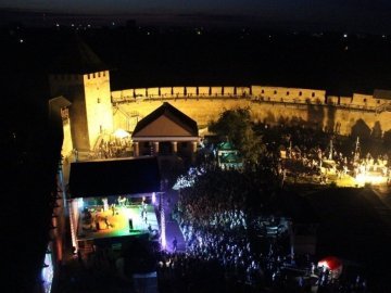 Кілометри гірлянд і сотні кілограмів льоду: як Луцький замок готують до новорічної ночі