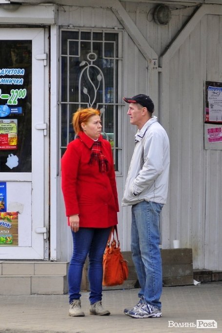 Люди на зупинках. БУДНІ МІСТА