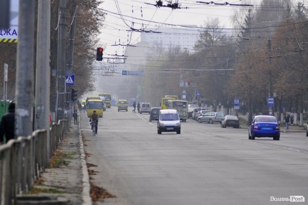 Люди на зупинках. БУДНІ МІСТА