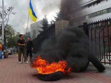 Шини і дим: у Києві мітингують через убивць Небесної Сотні