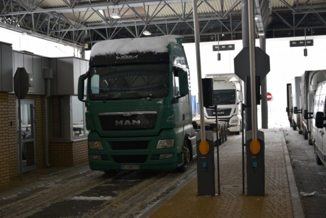 Поляки пропустили вже понад сотню фур через «Угринів»