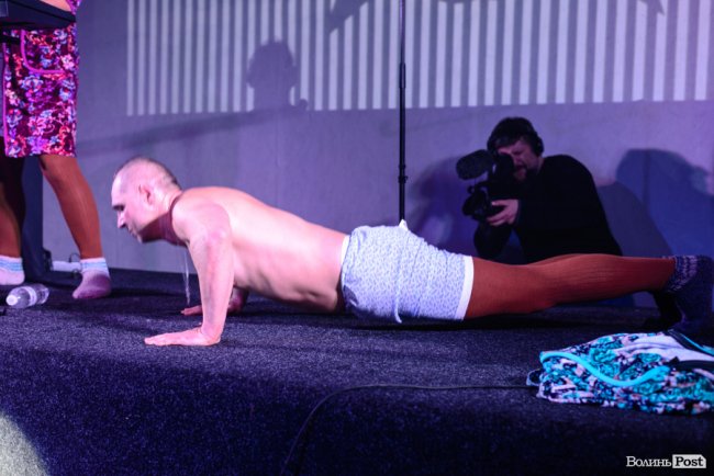 «GAS у Луцьку доведеться освячувати»: ФОТОРЕПОРТАЖ з епатажного концерту «Хамерманів» в халатах і трусах