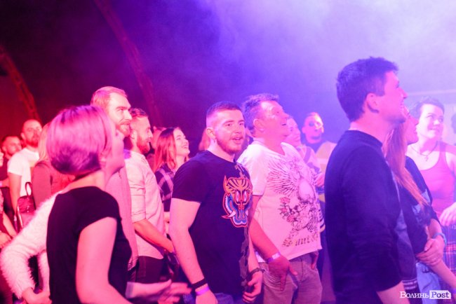 «GAS у Луцьку доведеться освячувати»: ФОТОРЕПОРТАЖ з епатажного концерту «Хамерманів» в халатах і трусах