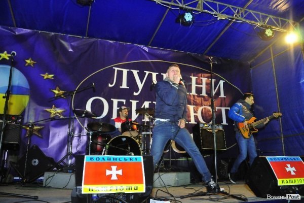 Як у Луцьку музиканти розважали люд на Євромайдані. ФОТО. ВІДЕО