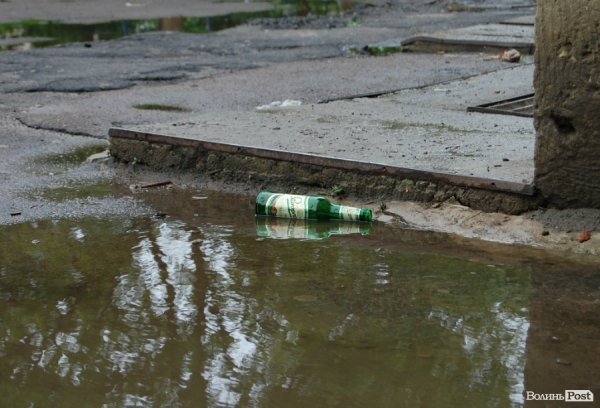 Щоразу, як іде дощ, у Луцьку затоплює багатоповерхівку. ФОТО. ВІДЕО