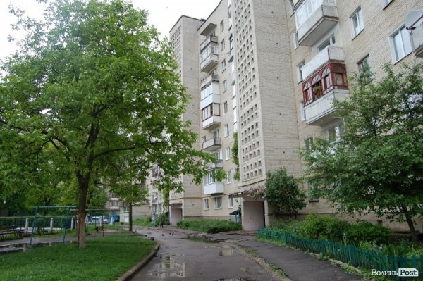 Щоразу, як іде дощ, у Луцьку затоплює багатоповерхівку. ФОТО. ВІДЕО