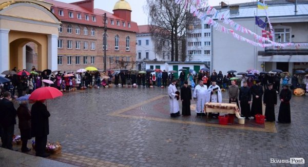 У центрі Луцька святили паски. ФОТО