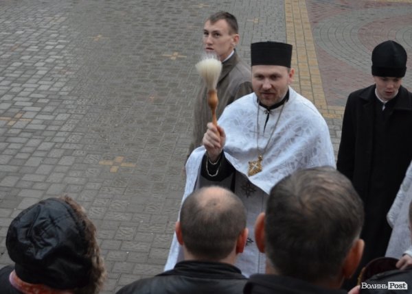 У центрі Луцька святили паски. ФОТО