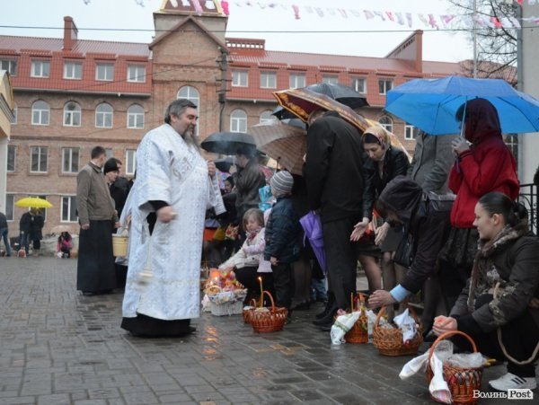 У центрі Луцька святили паски. ФОТО