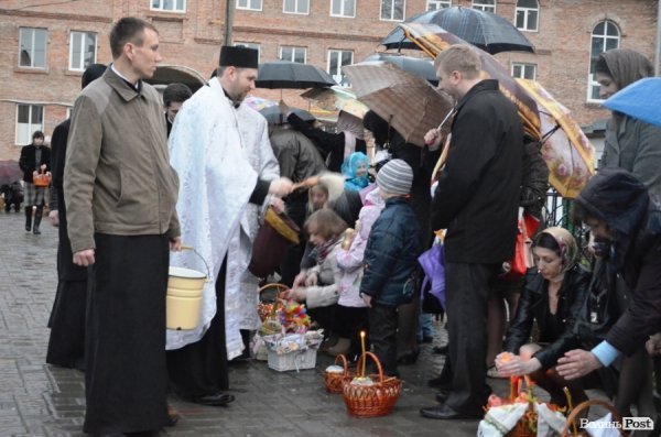 У центрі Луцька святили паски. ФОТО