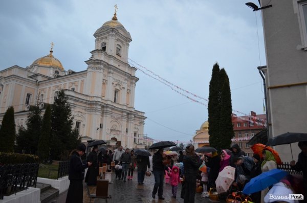 У центрі Луцька святили паски. ФОТО