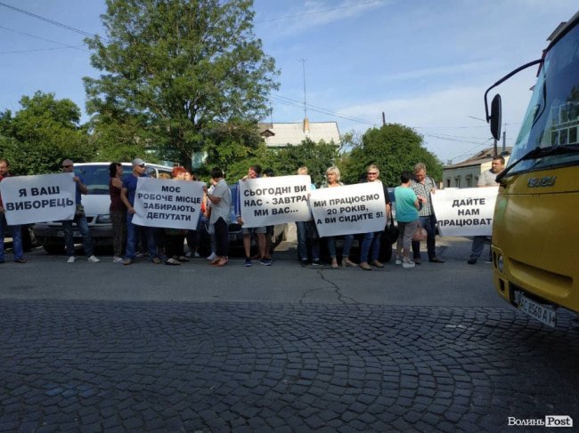 Під Луцькрадою – мітинг підприємців Старого ринку. ФОТО