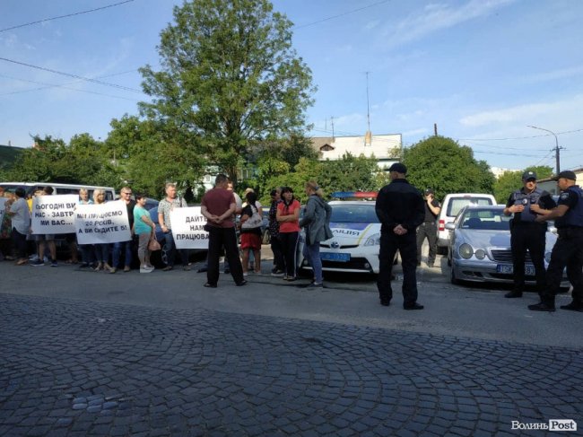 Під Луцькрадою – мітинг підприємців Старого ринку. ФОТО