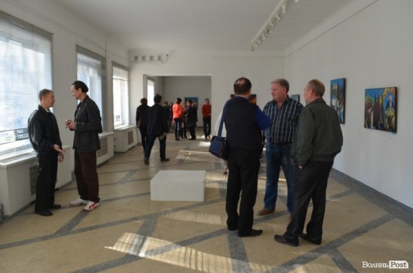 Коли полотна танцюють: у Луцьку відкрили виставку картин «в чотири руки». ФОТО