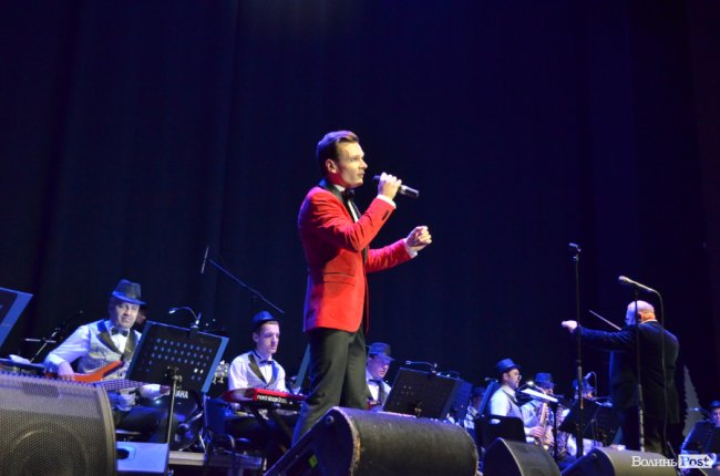 Новорічні хіти та казкова енергетика: як лучан розважали LeoBand Orchestra. ФОТОРЕПОРТАЖ