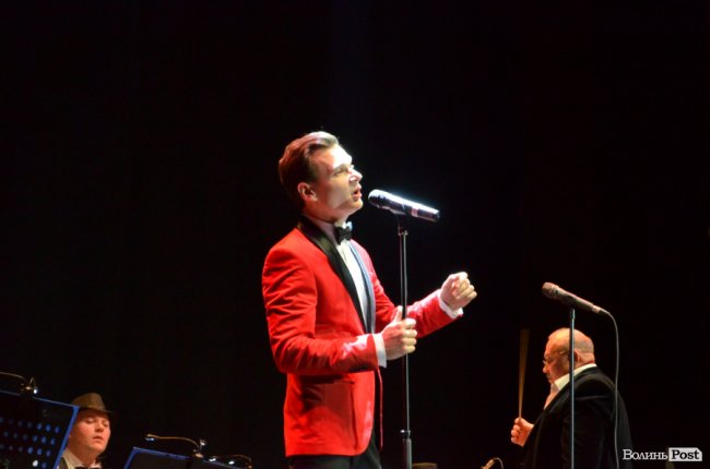 Новорічні хіти та казкова енергетика: як лучан розважали LeoBand Orchestra. ФОТОРЕПОРТАЖ