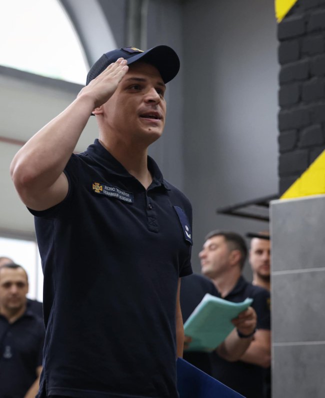 Ліквідовували наслідки російського обстрілу в Луцьку: рятувальників відзначили нагородами