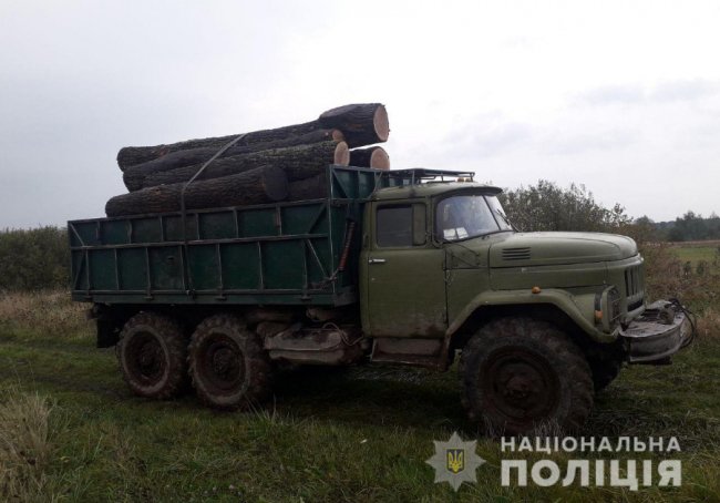 На Волині затримали трактор і ЗІЛ  з незаконною деревиною