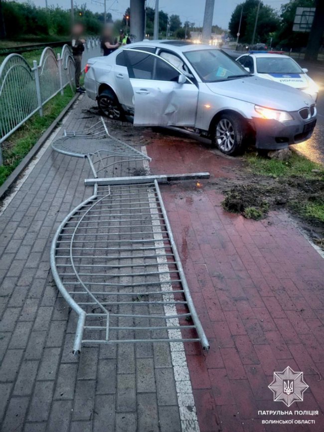 У Луцьку 22-річний водій зніс паркан. ФОТО
