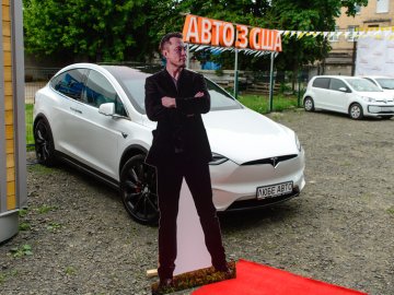 У Луцьку відкрили перший сервіс з продажу електромобілів*