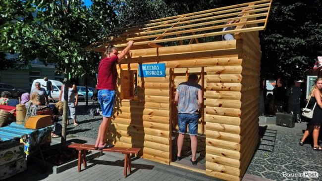 У центрі Луцька встановлюють етнографічні майданчики. ФОТО