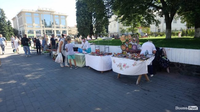 У центрі Луцька встановлюють етнографічні майданчики. ФОТО